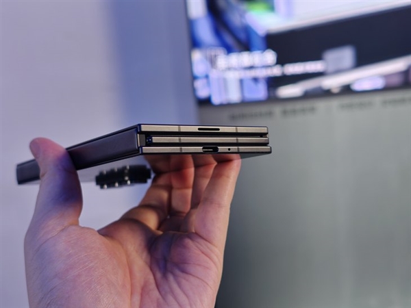 G形三折叠史上首款！三星Galaxy Z TriFold上手(图5)