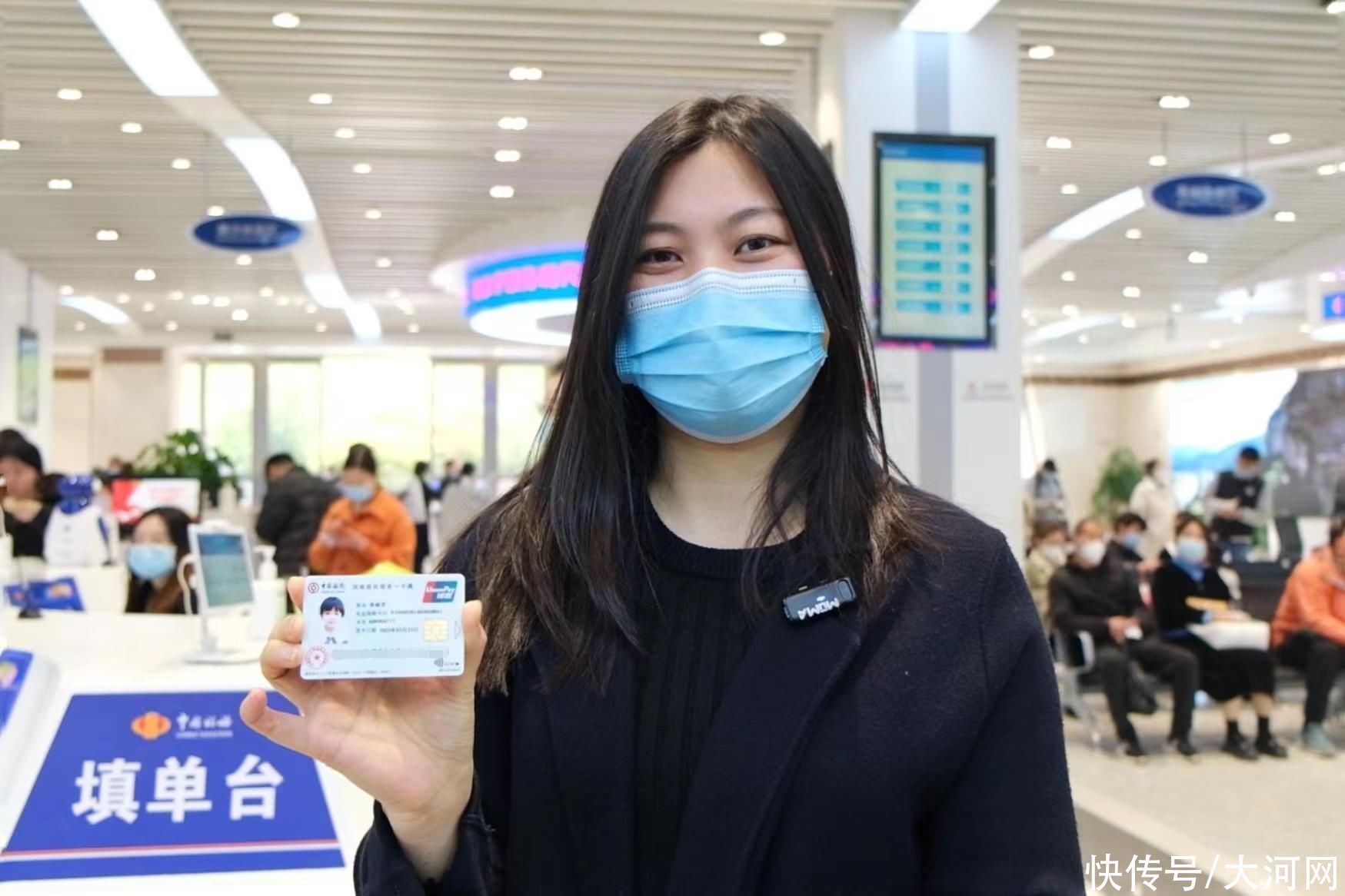 60余名在豫台胞集中办理医保:拿到属于自己的医保卡太开心了! 60余名在豫台胞集中办理医保:拿到属于自己的医保卡太开心了!(图2)