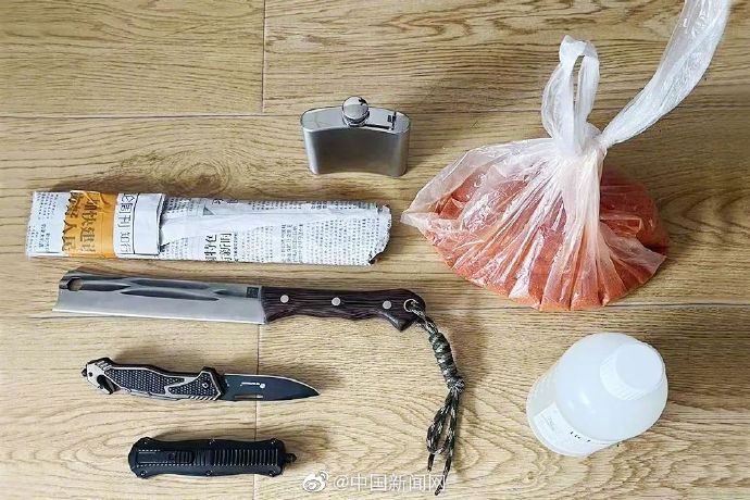 男子抗拒离婚带3把刀1瓶盐酸进法院 男子抗拒离婚带3把刀1瓶盐酸进法院(图1)